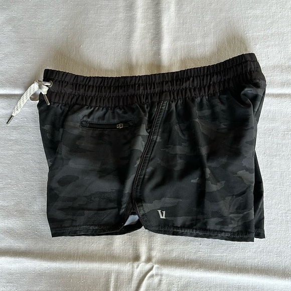 Vuori Clementine Short S Black Watercolor Camo - Picture 5 of 10